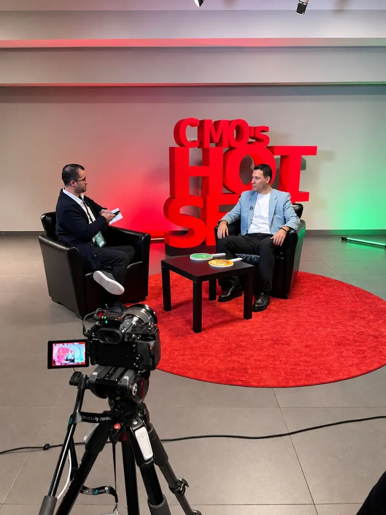 Two participants in a recorded CMO’s Hot Seat conversation at Meetup Istanbul